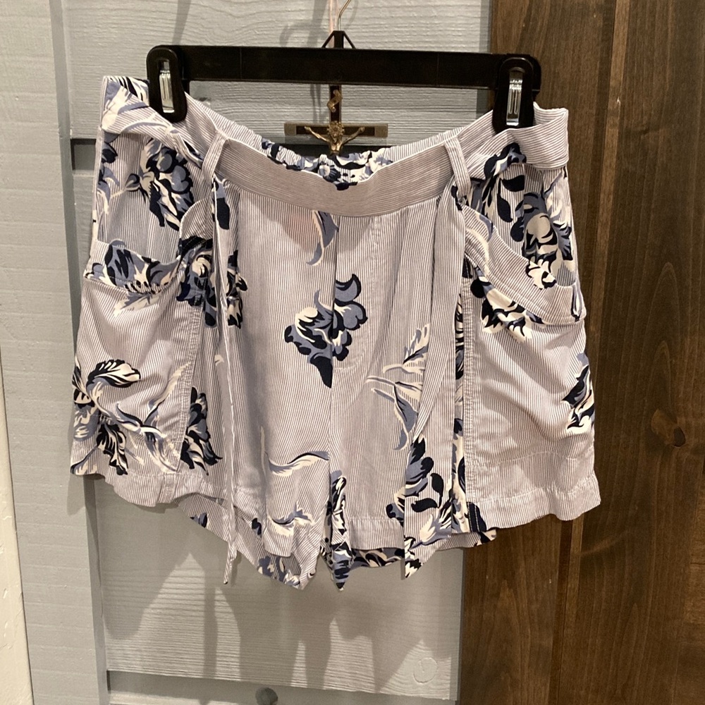 Joe Fresh Blue and White Floral Women Shorts size medium